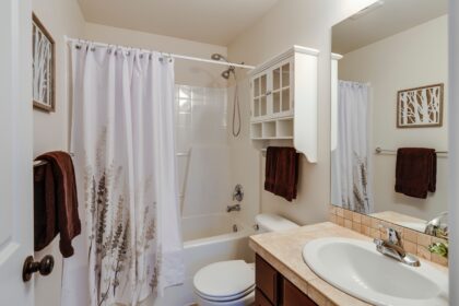 how to make a small bathroom look bigger