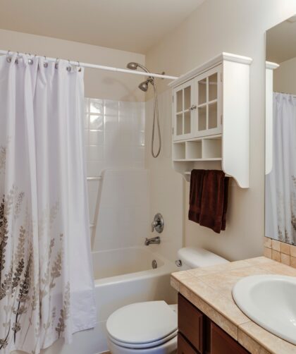 how to make a small bathroom look bigger